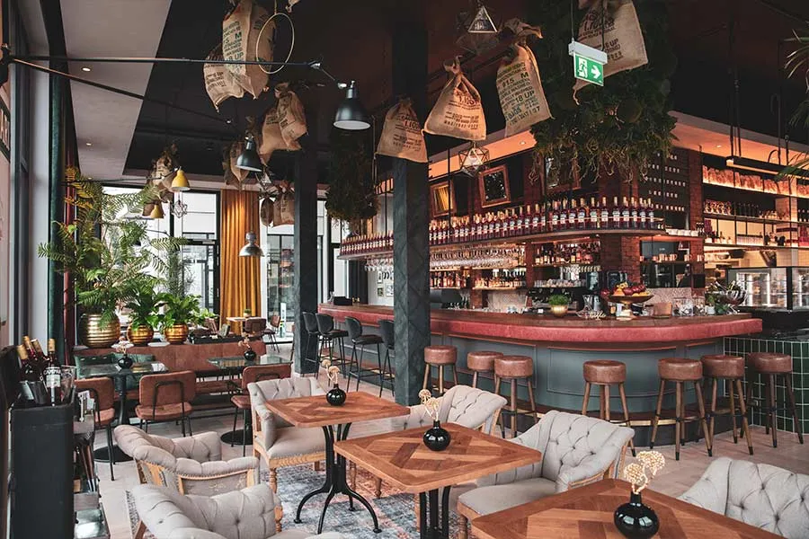 Sempre Lounge und Bar-Bereich